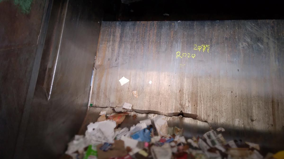 Compattatore con il fondo della culla danneggiato